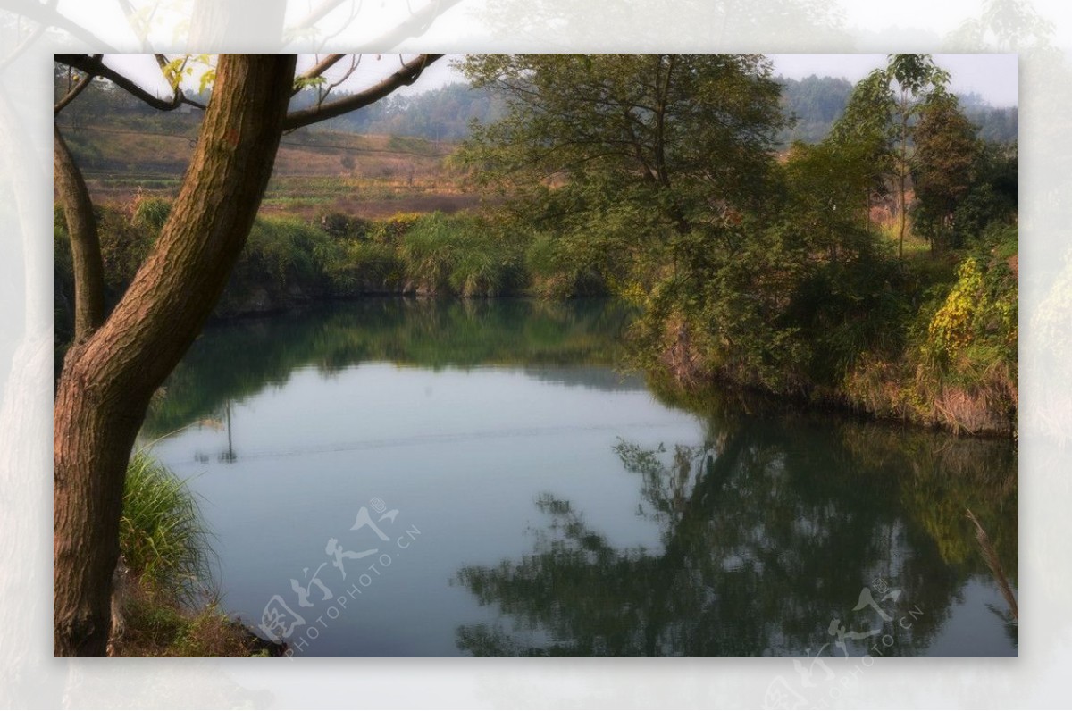 涟水河畔人家图片