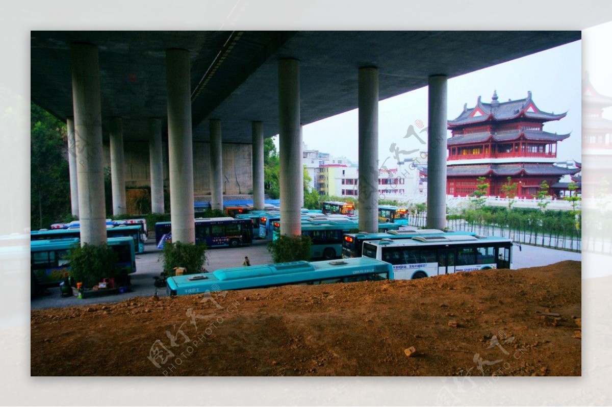 清平高速桥底停车场图片