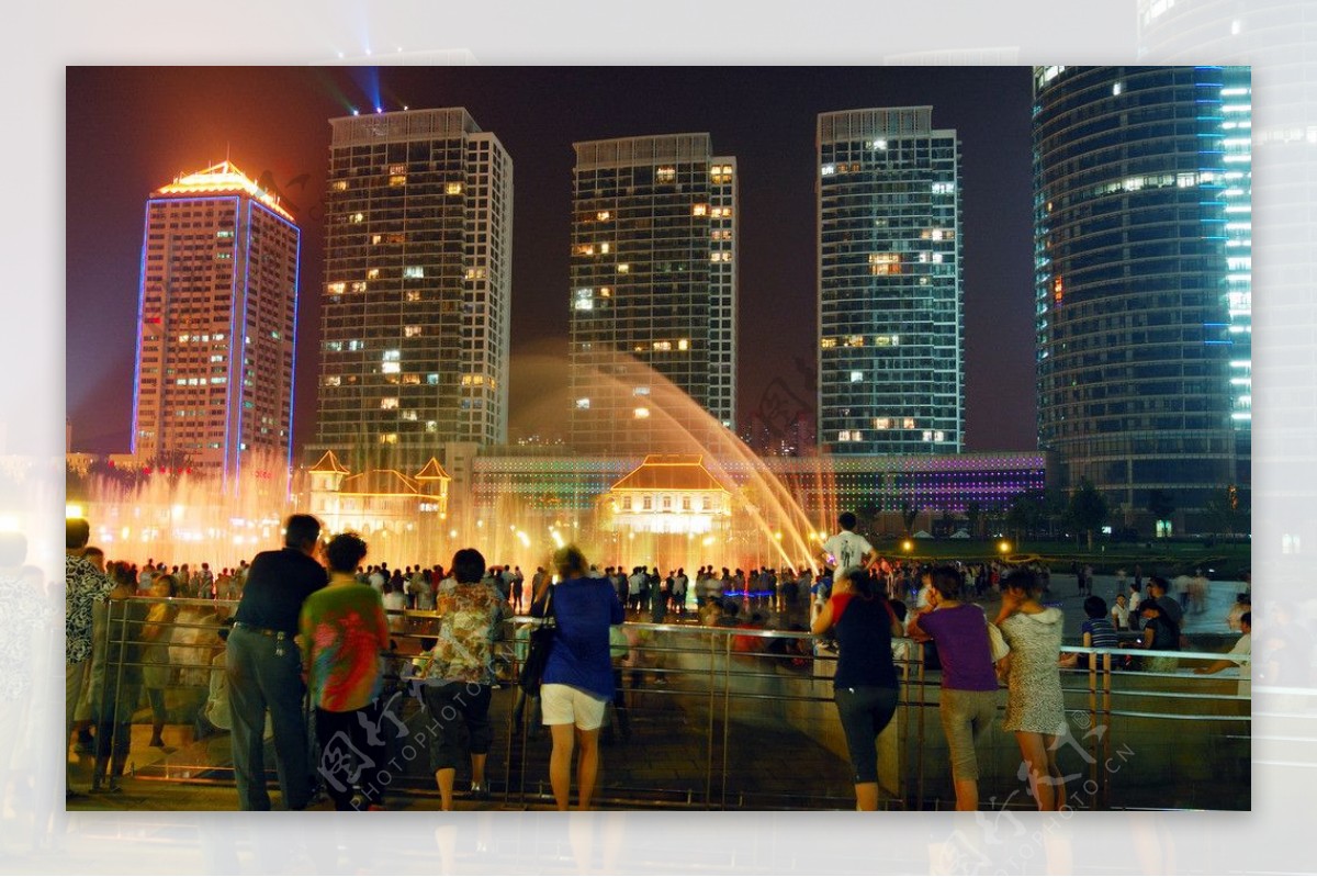 游人观海滨广场的喷泉图片