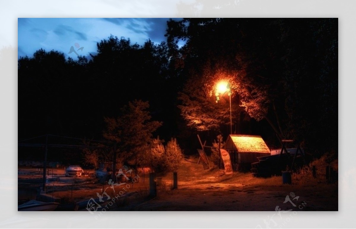 夜晚的小屋图片