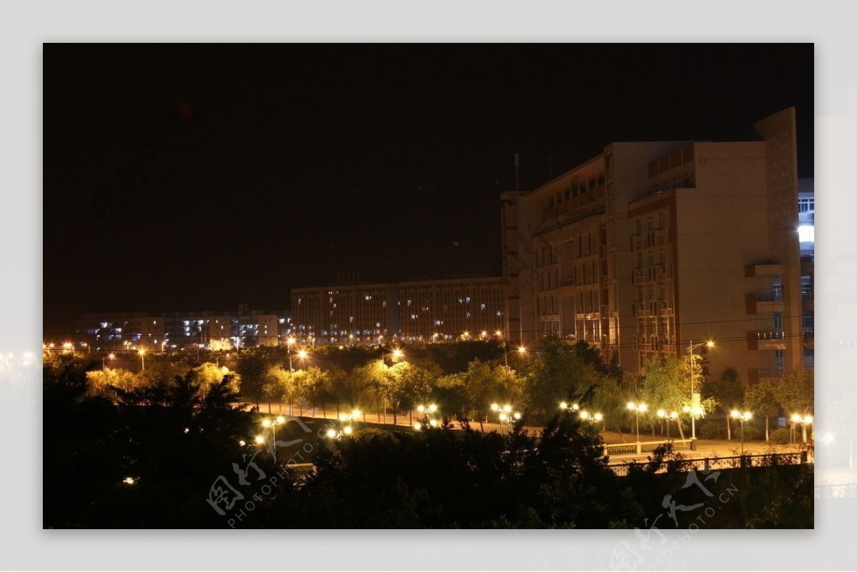 夜晚的城建学院图片
