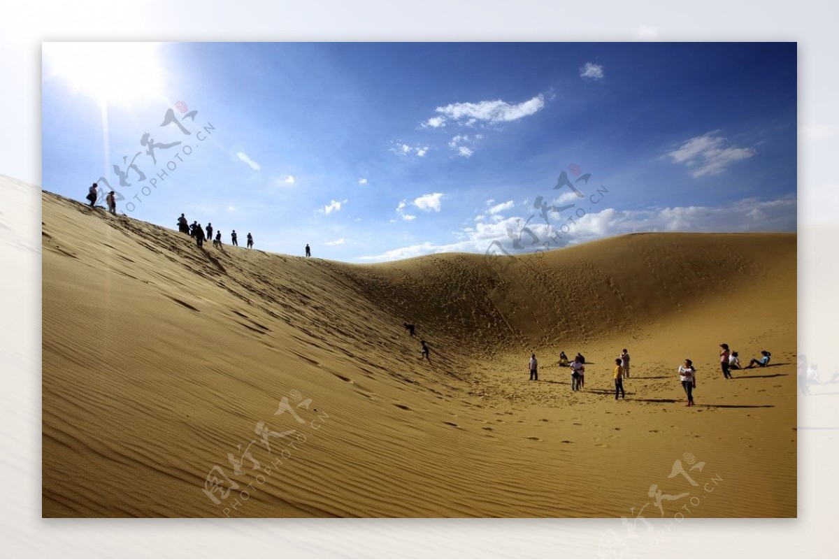 响沙湾沙漠里游玩的人们图片