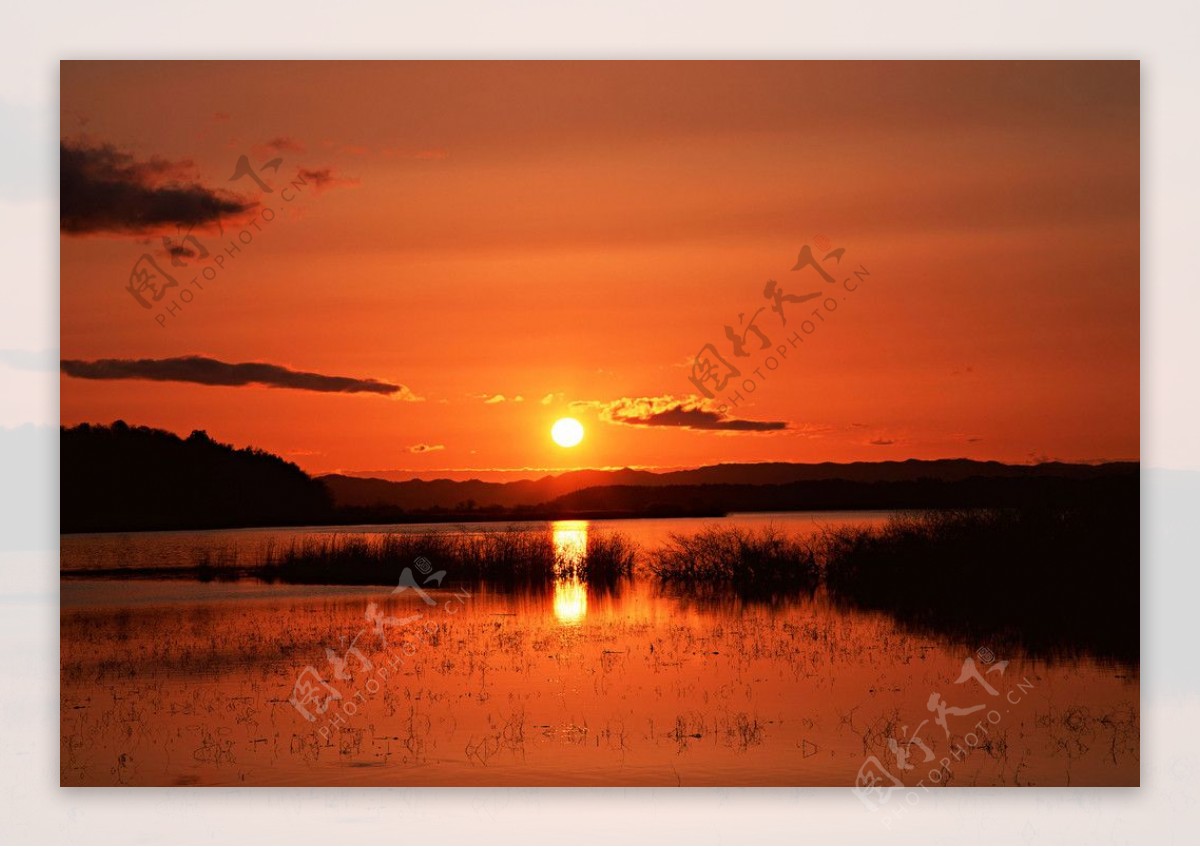 夕阳落日湖水图片