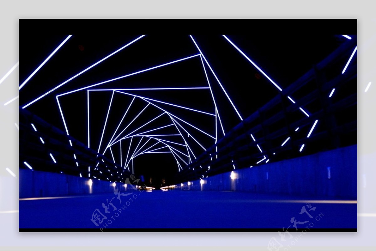 旋转灯管通道大桥夜景图片