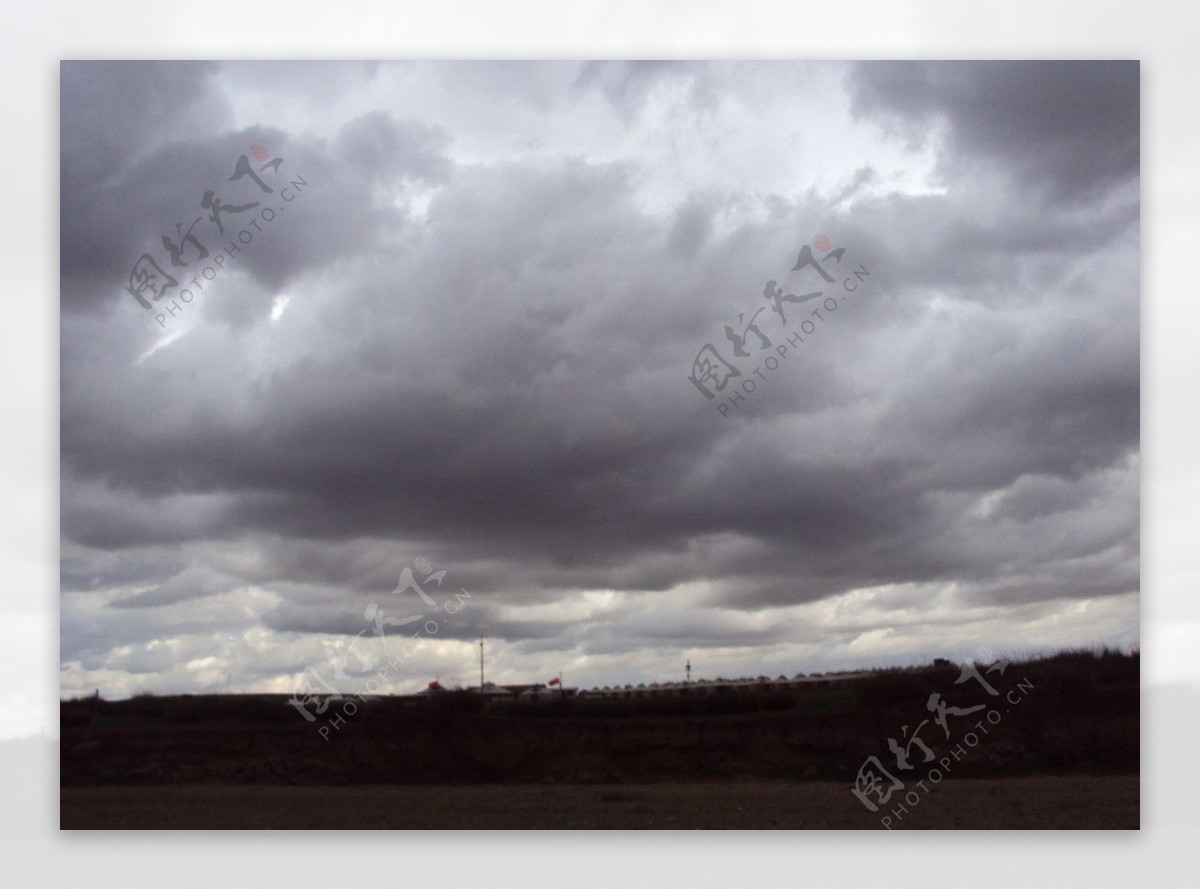 大草原的乌云图片