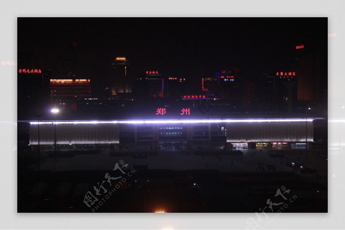 郑州火车站西广场夜景实拍图片