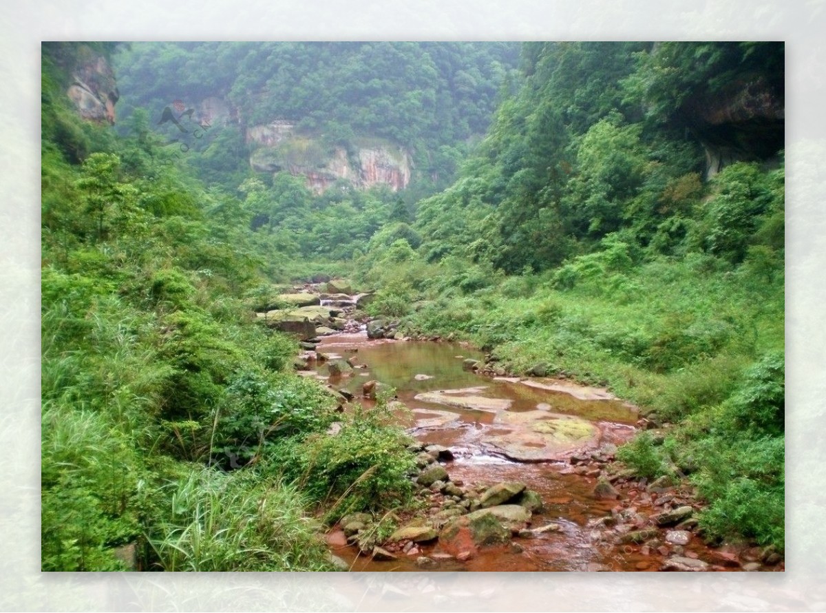 山谷溪流图片