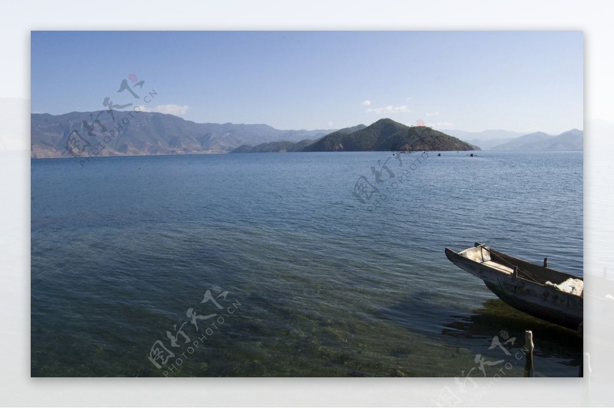 湖泊山水蓝天白云图片
