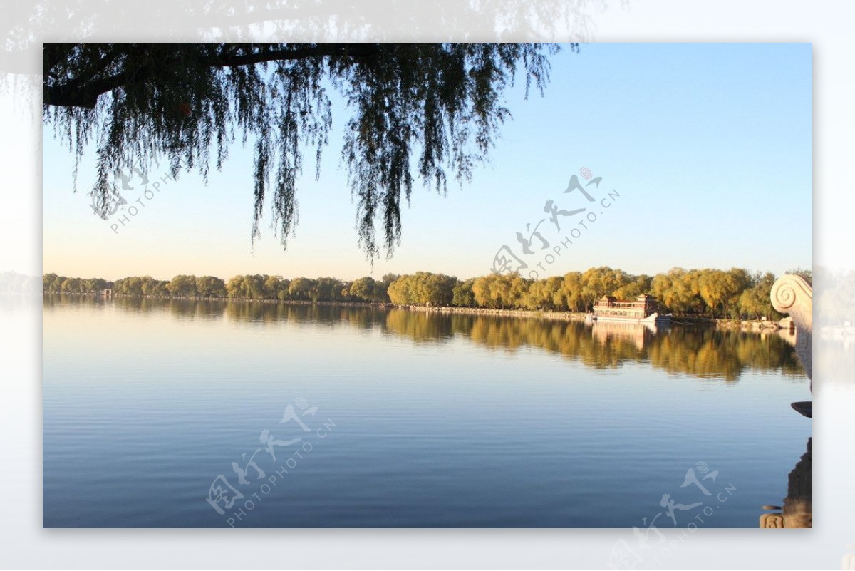 颐和园的湖面图片