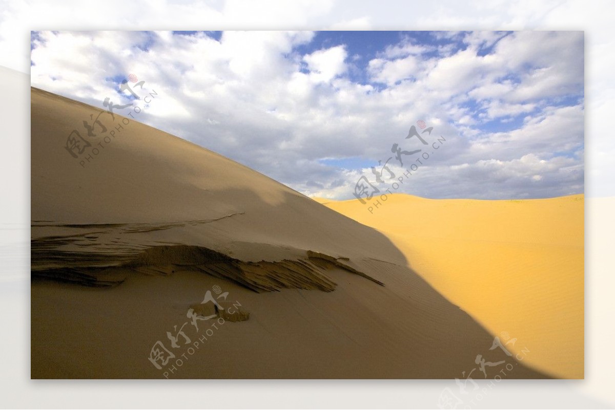 金色的沙丘和蓝天白云图片