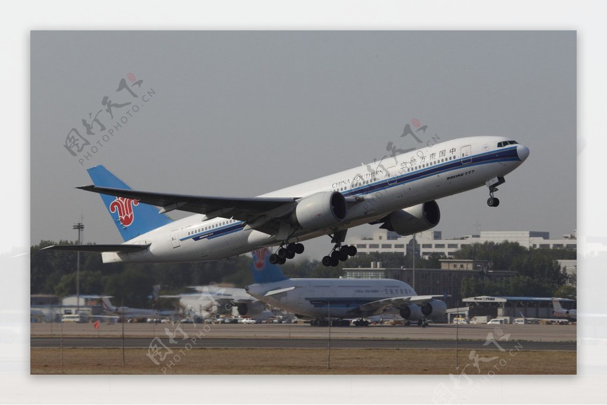 南航波音777图片