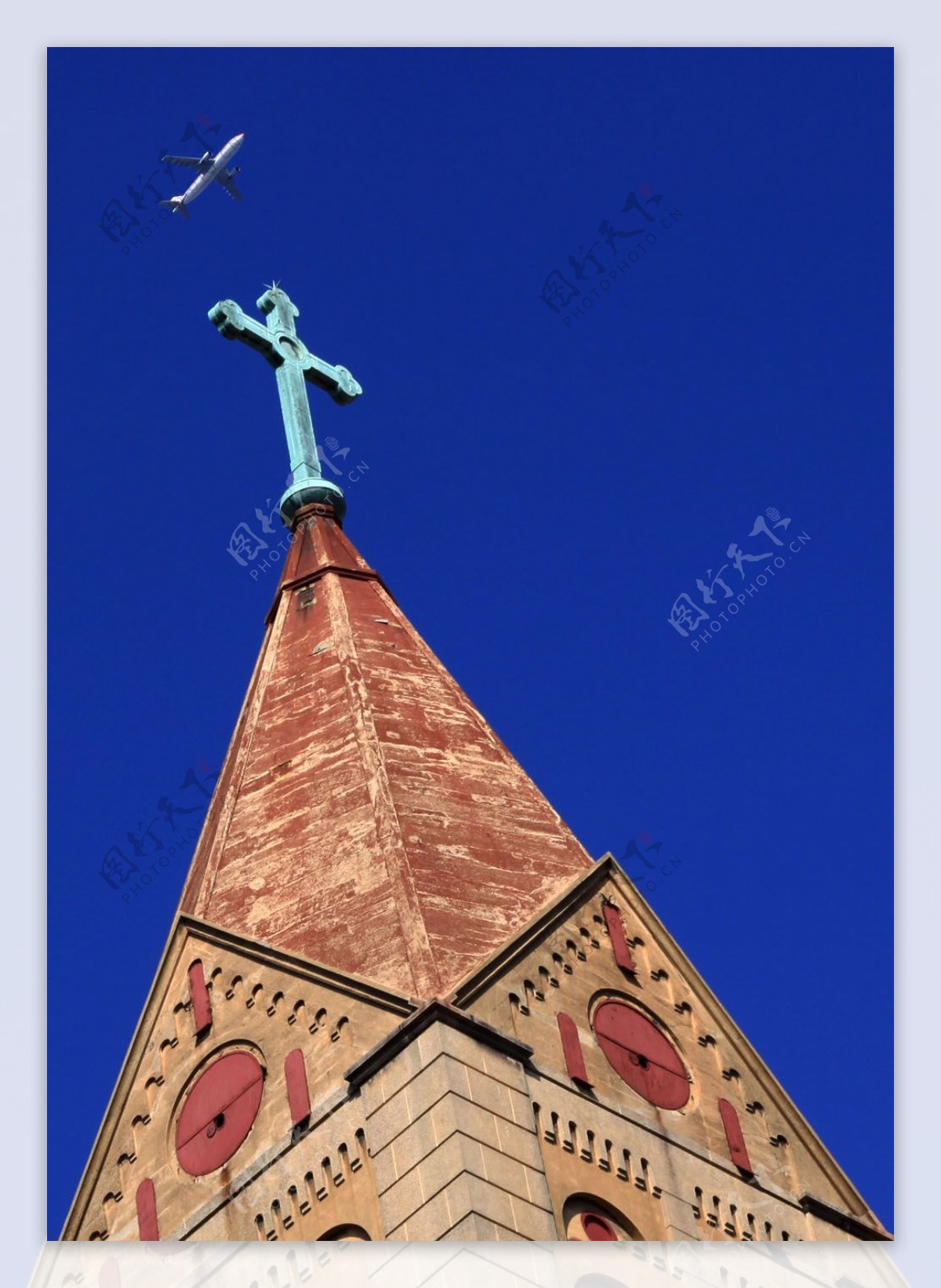 教堂十字架飞机图片