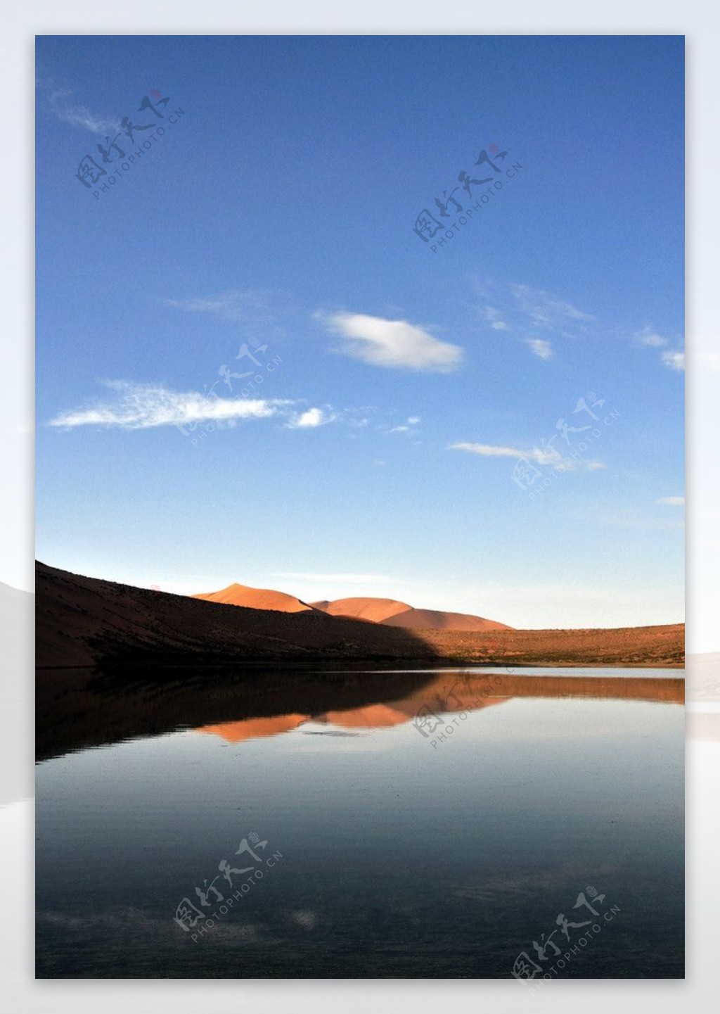 沙漠湖泊图片