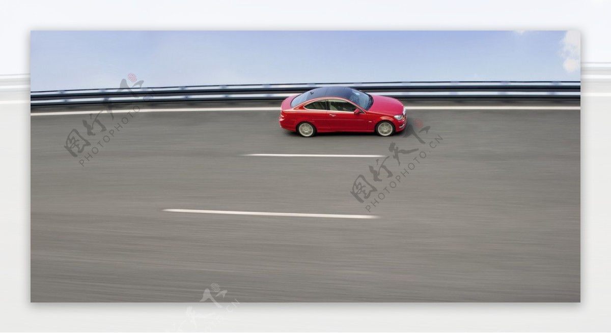 奔驰红色小轿车图片