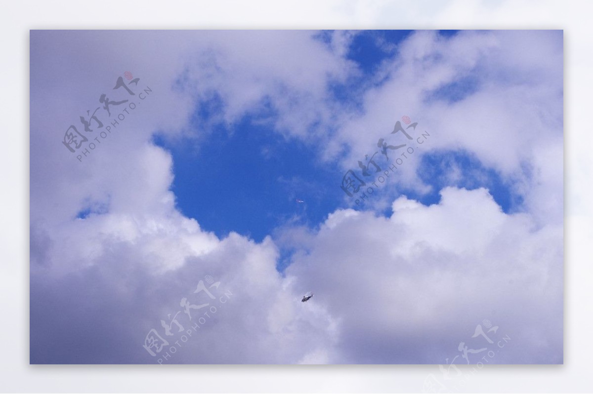 桌面太空景观云层飞行图片