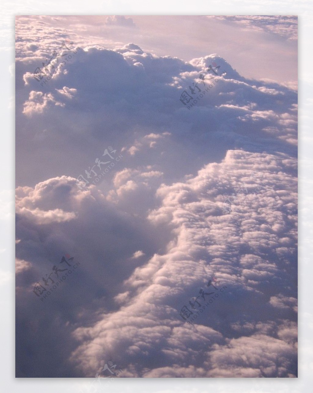 高空白云浩瀚俯视地球图片