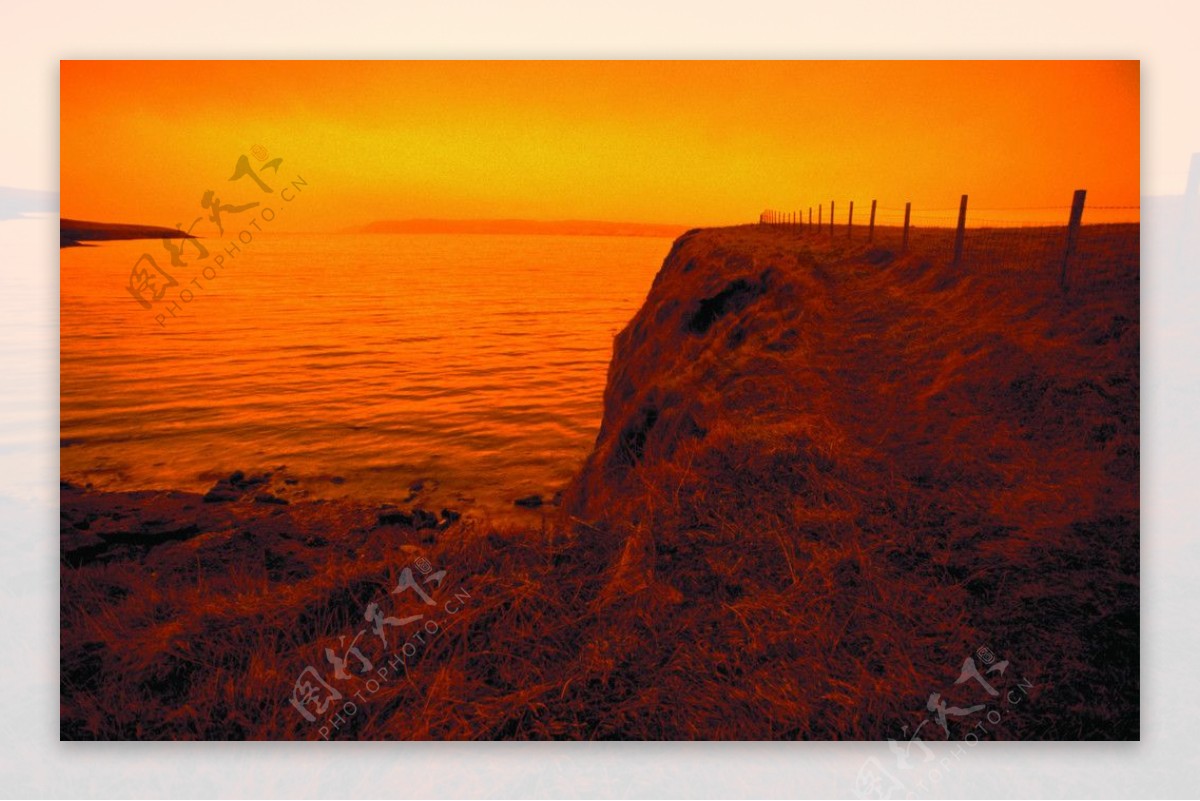 夕阳中的悬崖图片