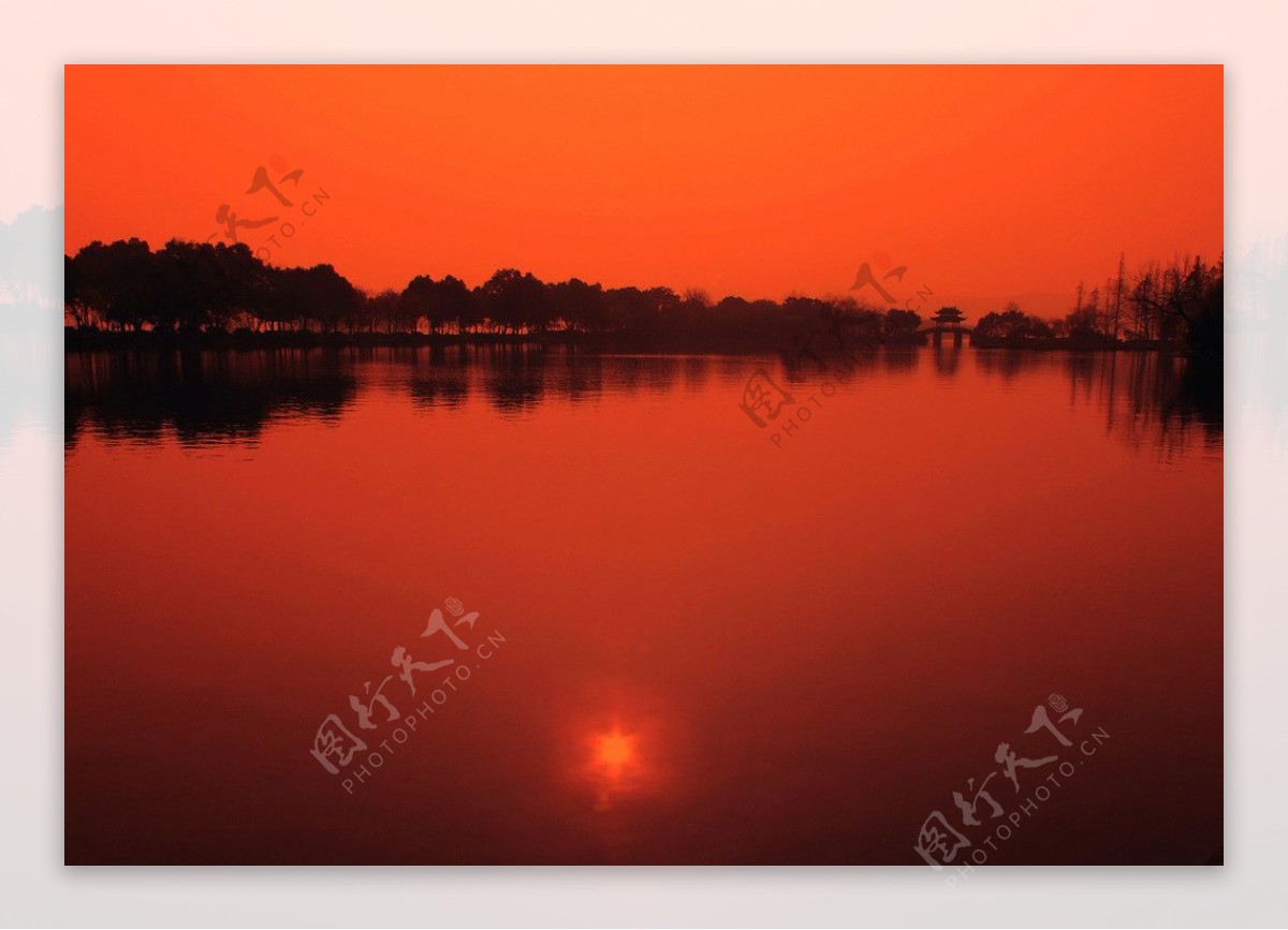 西湖水中日图片