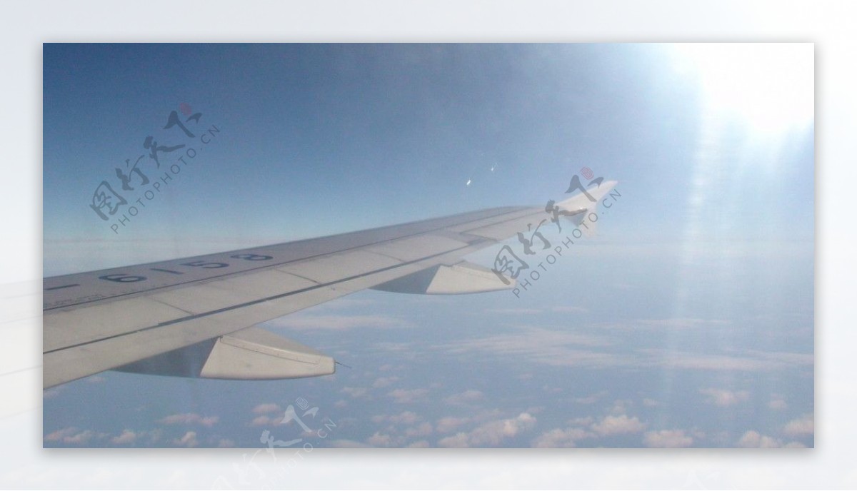 空中机翼航拍的白云图片