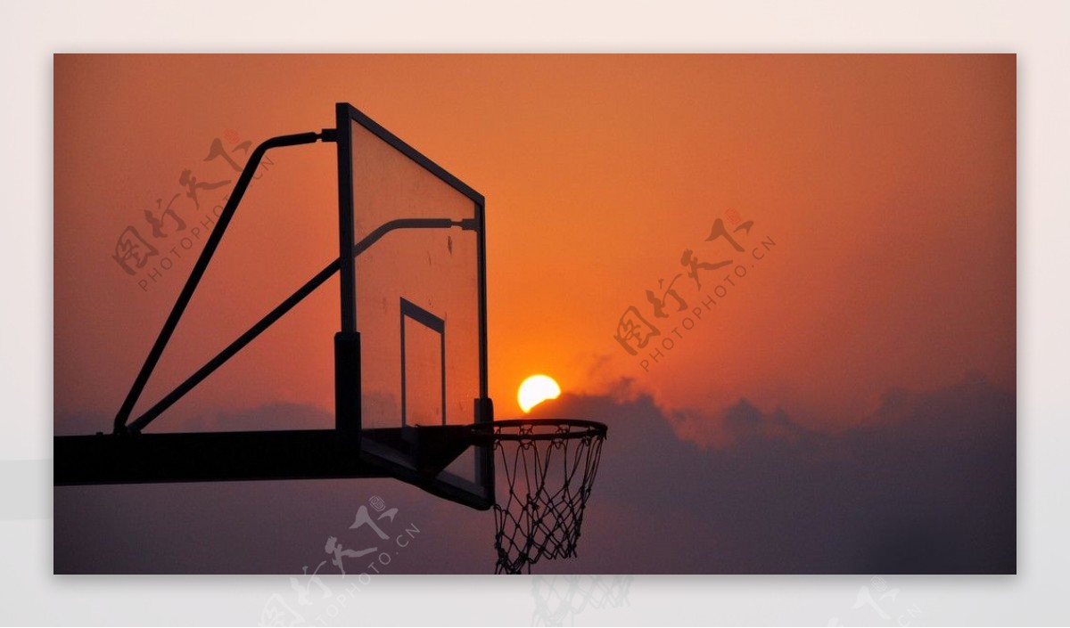 篮球架旁的夕阳图片