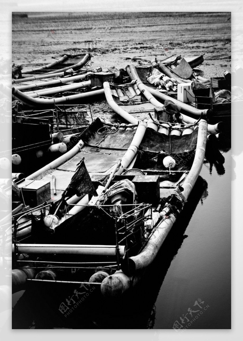 港边作业渔船图片