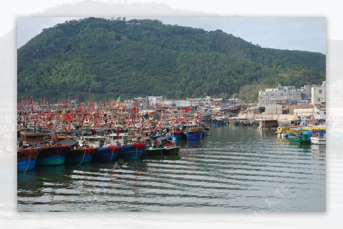 三亚海边渔船图片