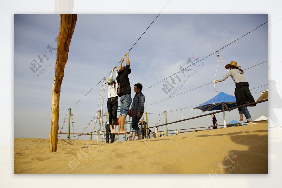 内蒙古响沙湾沙漠旅游景区的走钢丝娱乐项目图片