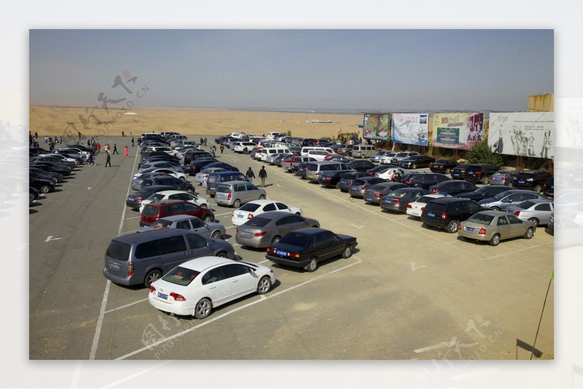 内蒙古响沙湾沙漠旅游景区的停车场图片