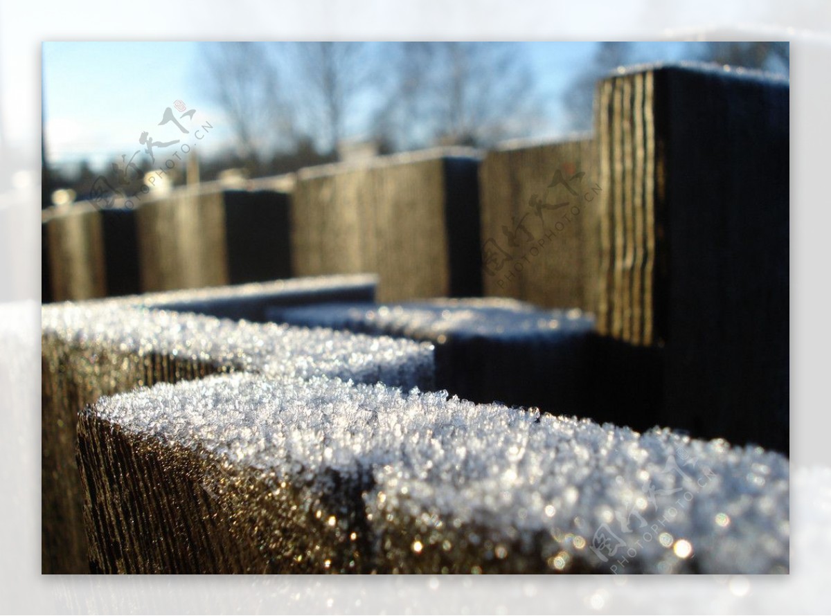 木栅栏上的雪粒图片