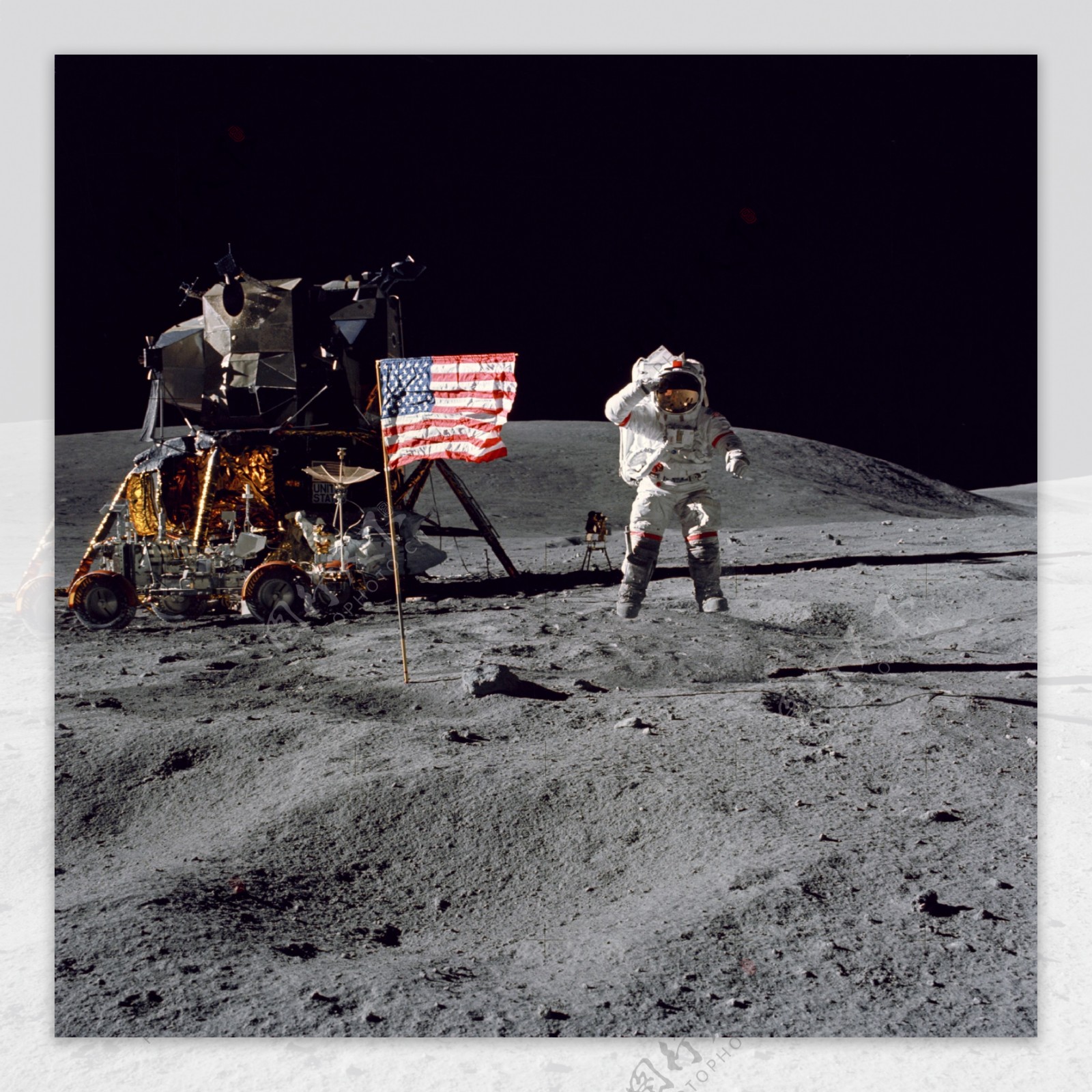月球上的宇航员向星条旗敬礼图片