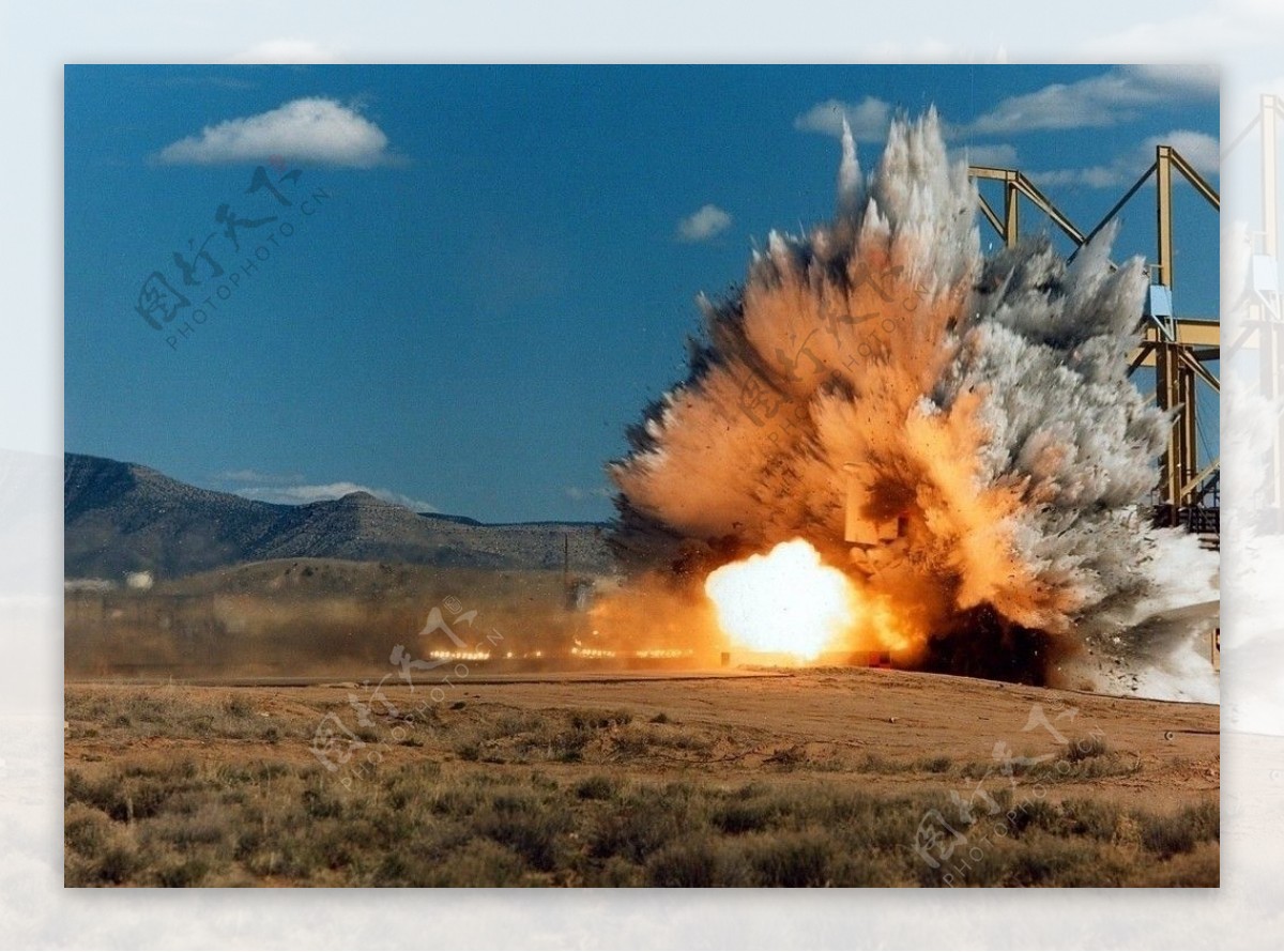 F4战斗机撞击爆炸图片