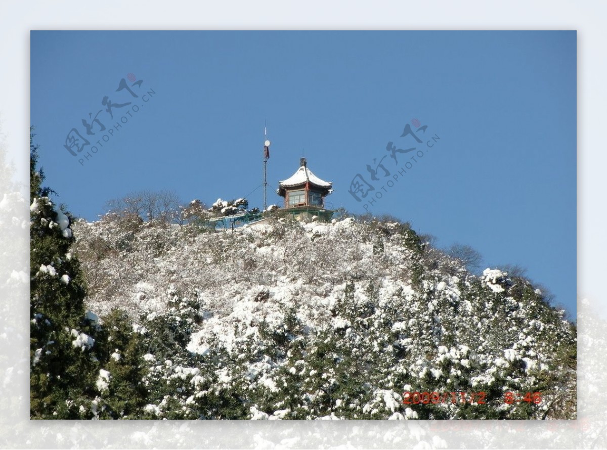 山上雪景图片