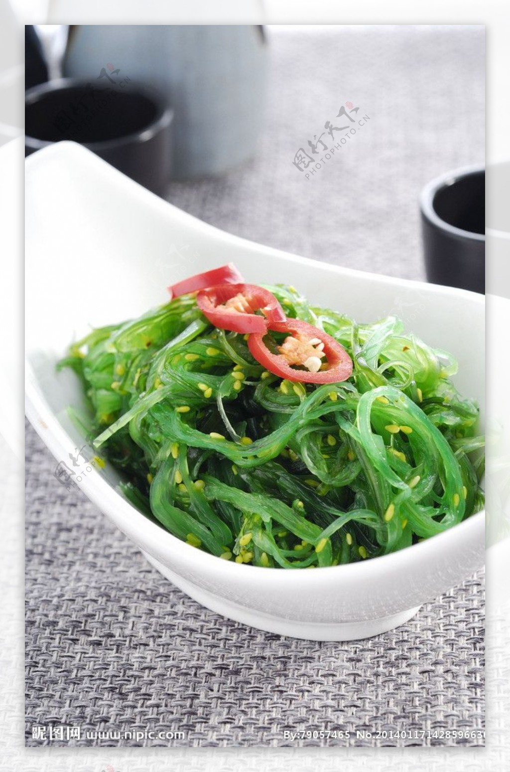 寿司三文鱼盘子美味午餐清新传统饮食海草白色背景图片 - Canva可画