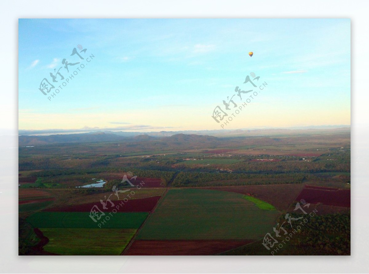 热气球俯瞰平原图片