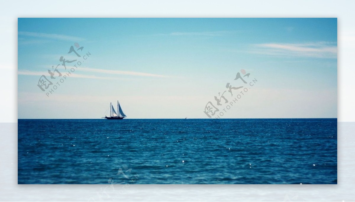 帆船海岸线的蓝色美图片