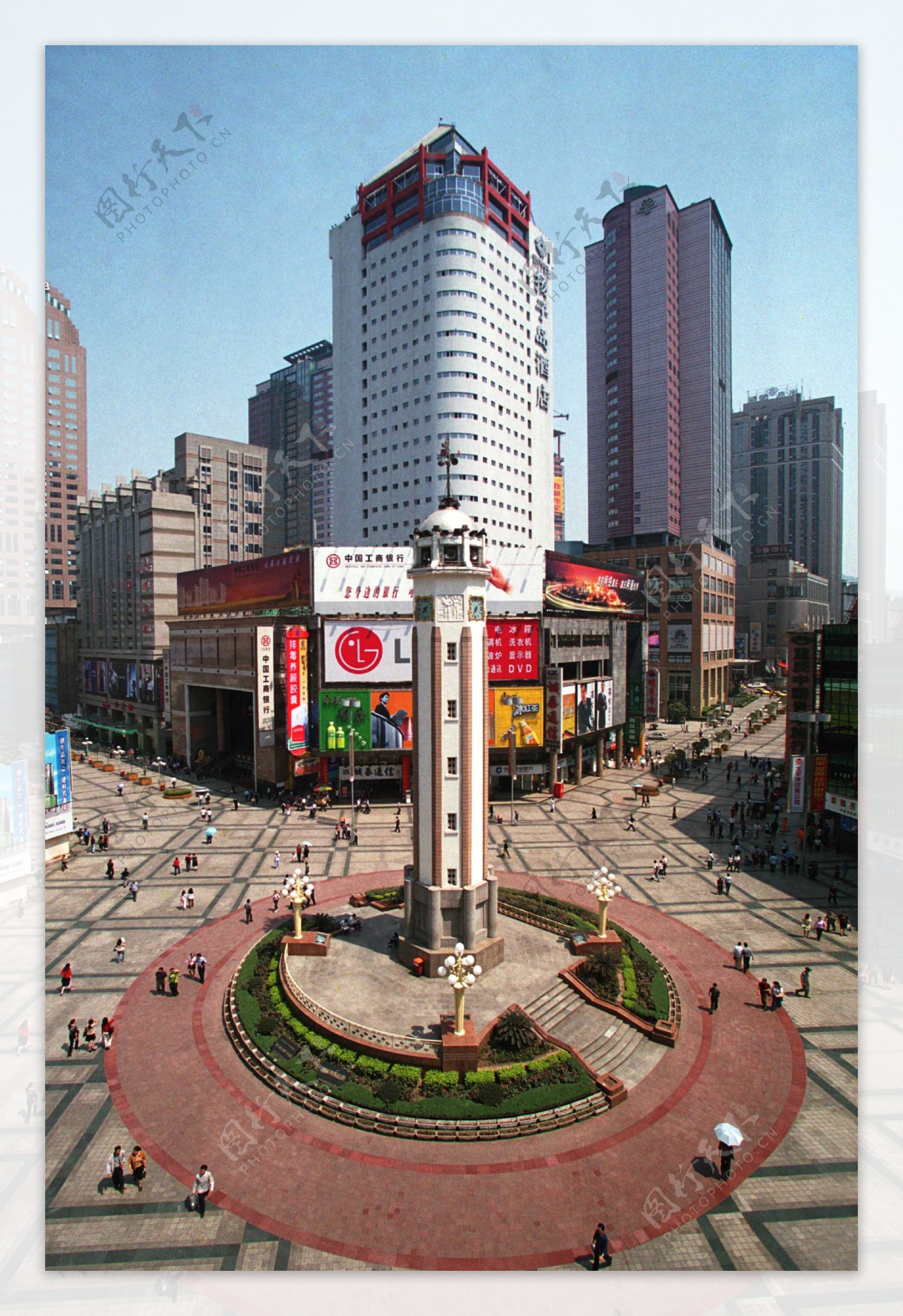 所有人都爱解放碑：高端商业与亲民美食汇聚，是重庆人的精神所在__凤凰网