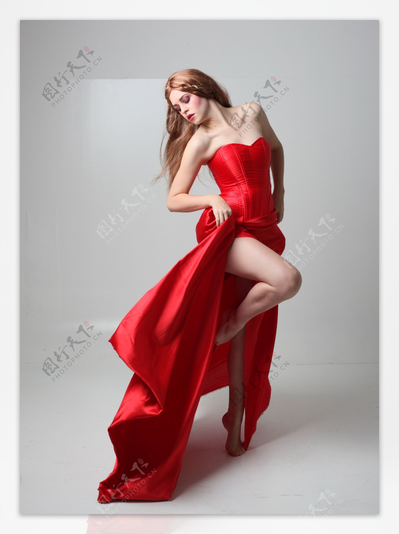 时尚红裙美女图片
