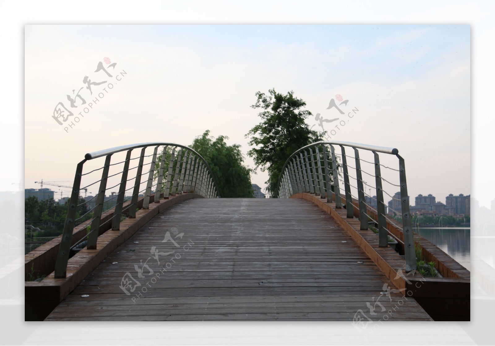木桥蓝天白云图片