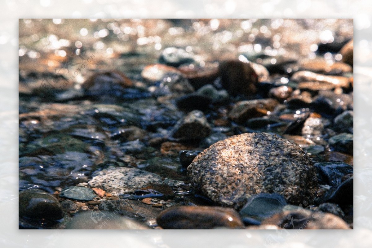 小溪鹅卵石图片