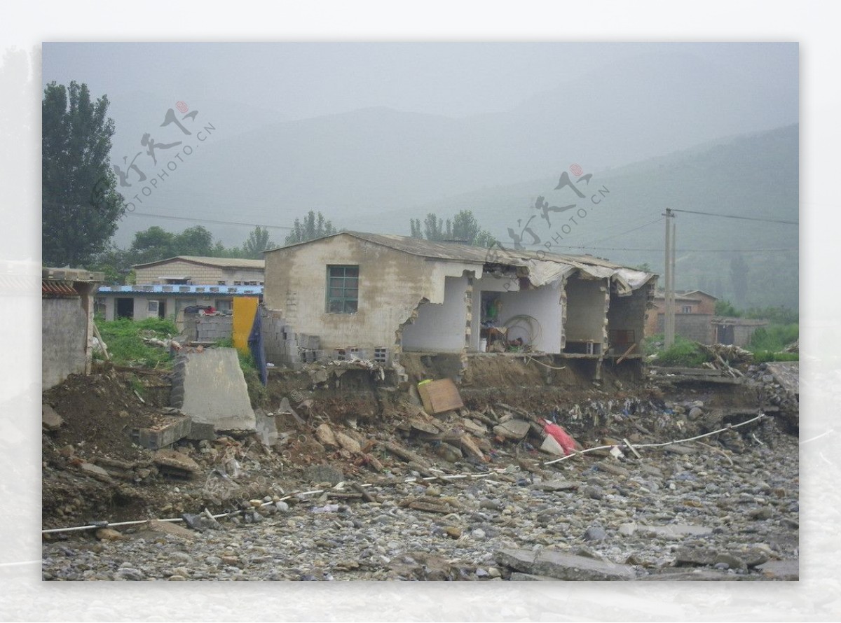 山洪过后的民房图片
