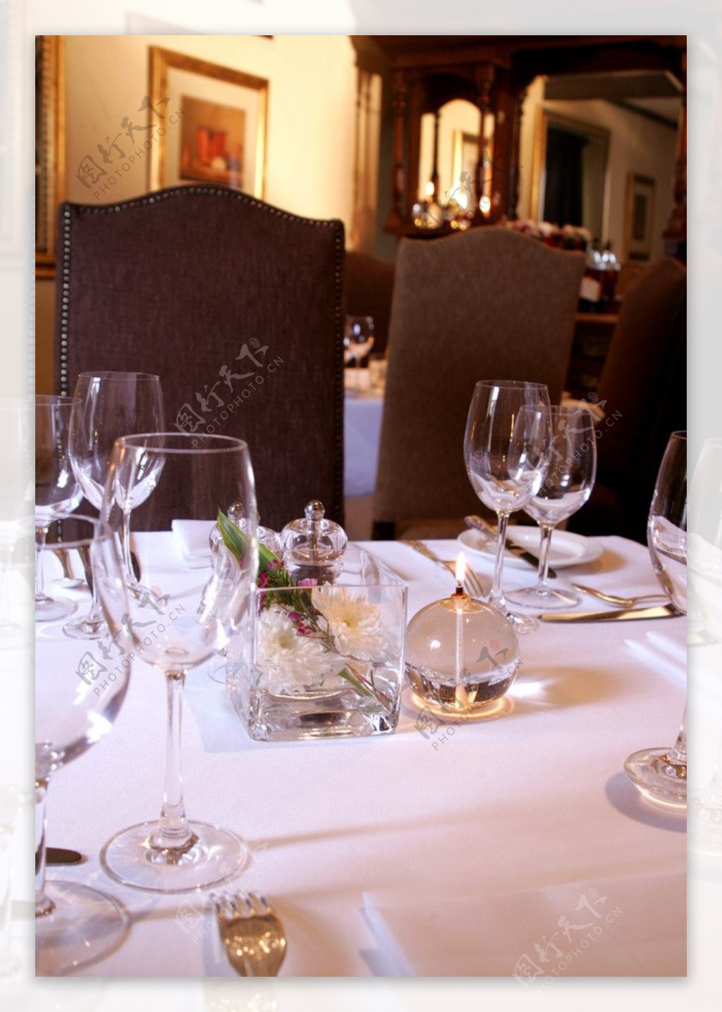 餐桌餐厅餐具西餐摆设布置透明玻璃皮椅图片