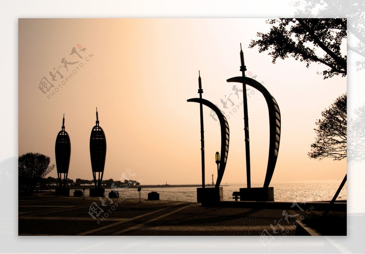 滨江的帆船雕塑图片
