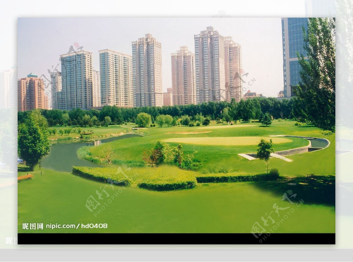 城市中的高尔夫球场图片