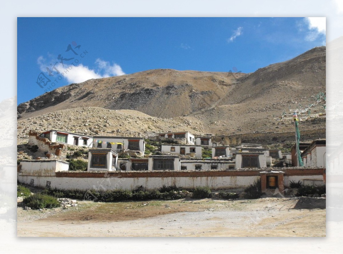 西藏之行山下的房子图片