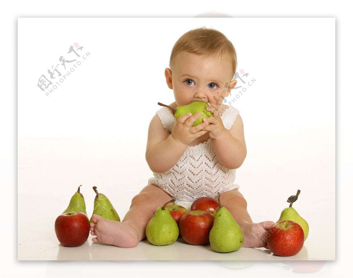 小孩吃梨子图片
