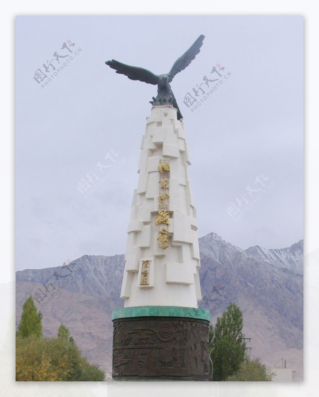 塔什库尔干雄鹰纪念碑图片