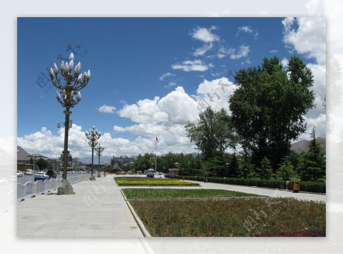 西藏拉萨布达拉广场一角图片