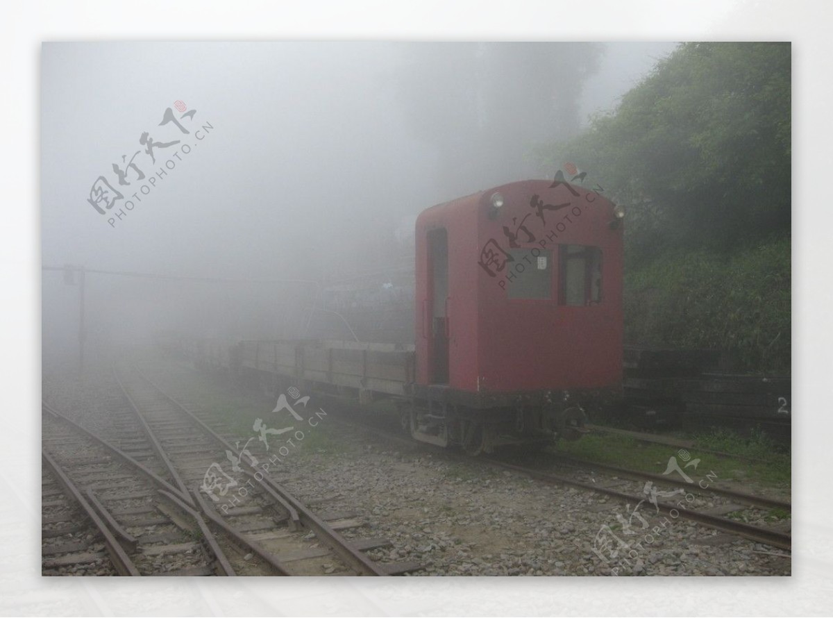 霧中的火車图片