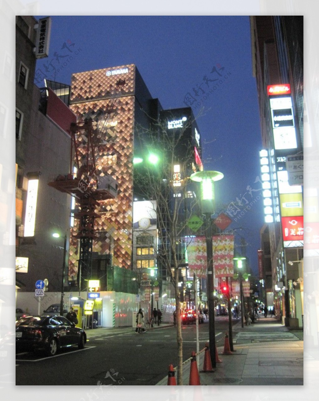 东京银座街头夜景商务楼奢侈品图片