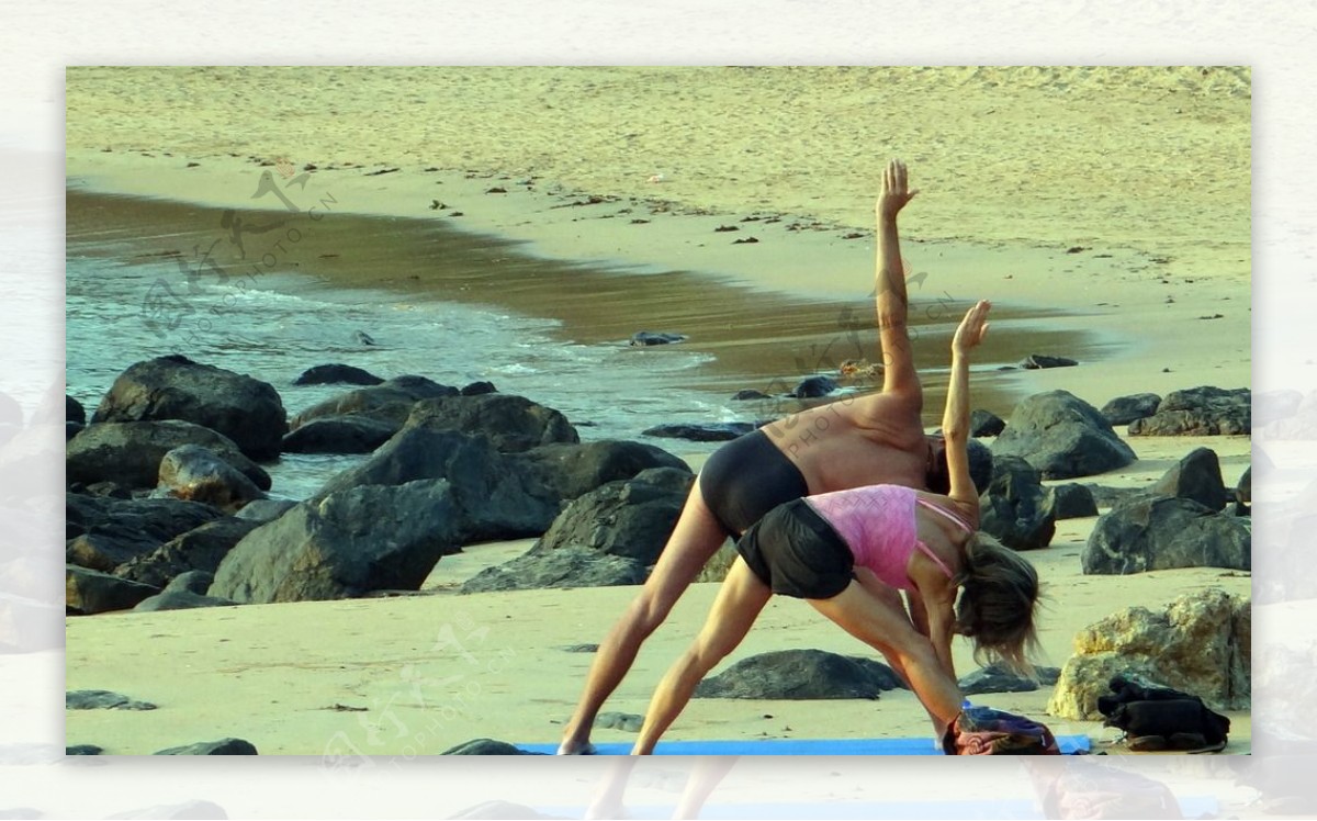 海滩做瑜伽的情侣图片